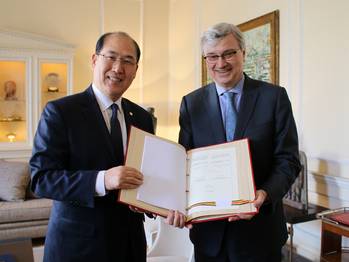 File Kitack Lim with Guy Trouveroy (Photo: IMO)