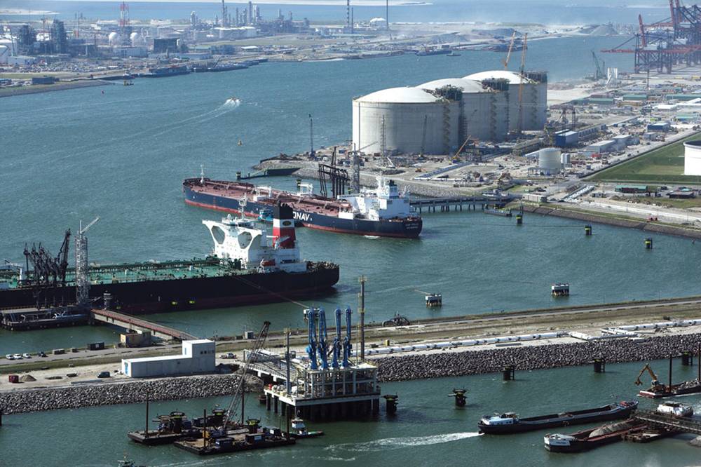 File The Port of Rotterdam predicts becoming a LNG bunkering hub by 2030